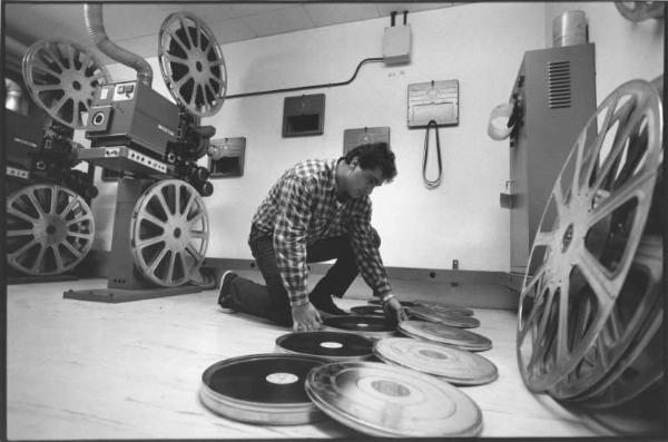 Odeon multisala: preparazione delle "pizze" per la proiezione