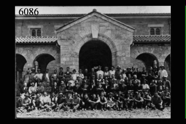 Scalpellini valtellinesi in posa davanti all'Università del Western Australia da loro costruita