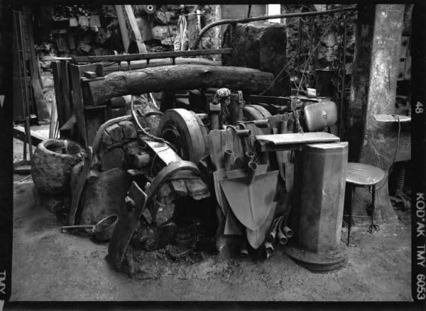 Interno di officina con strumenti di lavoro