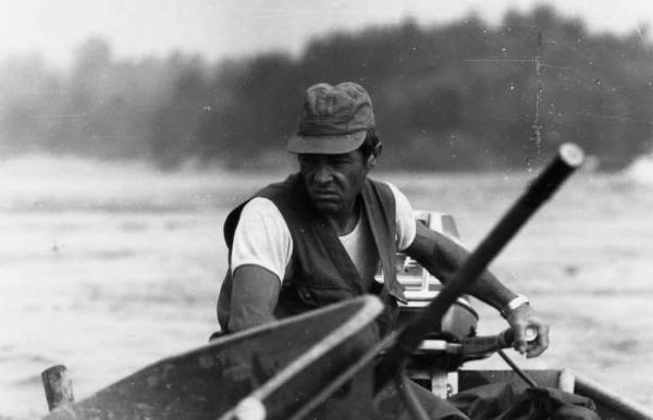 Sergio Cordani in barca sul Ticino, nei pressi del ponte di Vigevano.