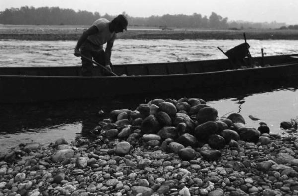 Sergio Cordani. Raccolta di sassi nell'alveo del fiume Ticino.