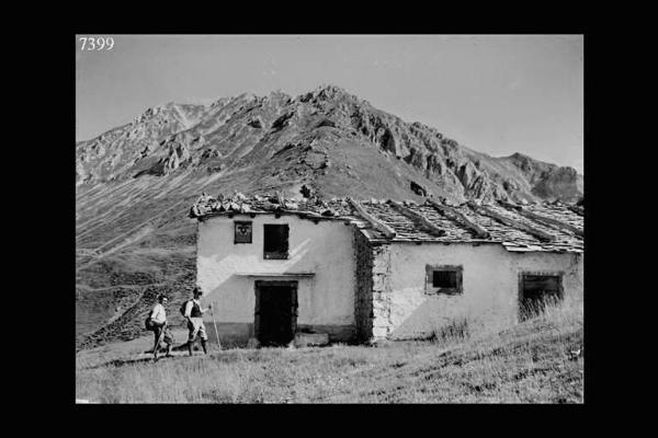 Borno - Rifugio alpino con due escursionisti