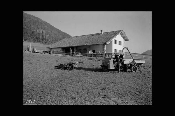 Borno - Azienda agricola La Paganina di Carlo Franzoni - Macchina agricola e uomo in posa