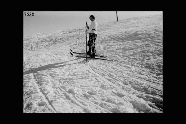 Cantoniera della Presolana - Donna con sci