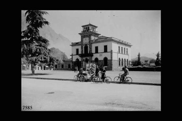 Darfo - Palazzo del Municipio e strada con persone in bicicletta