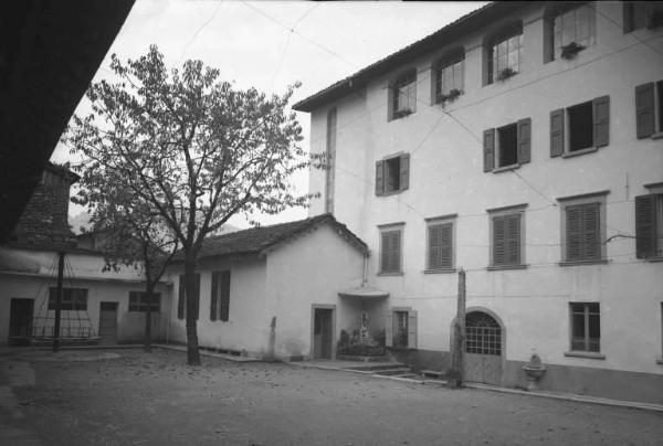 Cividate Camuno - Convento delle suore Canossiane - Cortile