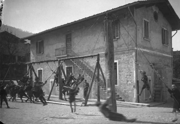 Gianico - Scuola elementare - Cortile - Bambini alle altalene