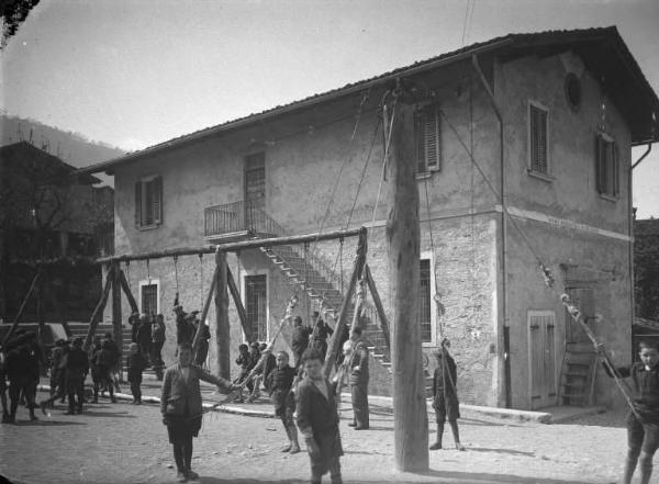 Gianico - Scuola elementare - Cortile - Bambini alle altalene