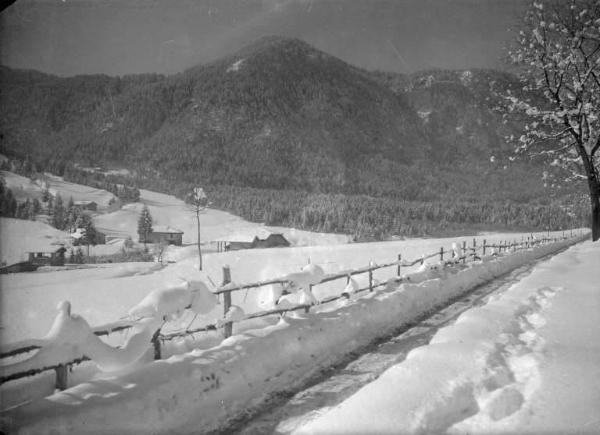 Borno - Alpeggio - Sentiero con neve e case