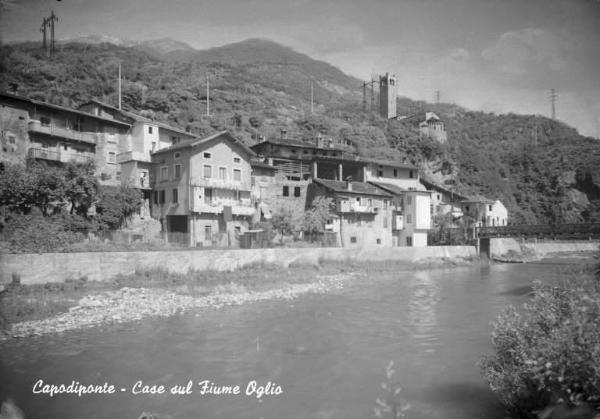 Capo di Ponte - Fiume Oglio - Case