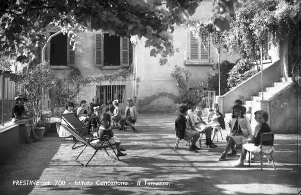 Prestine - Istituto delle suore Canossiane - Terrazzo con bambine