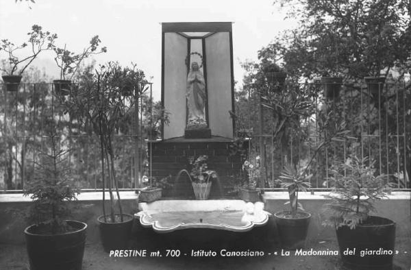 Prestine - Istituto delle suore Canossiane - Giardino con statua della Madonna