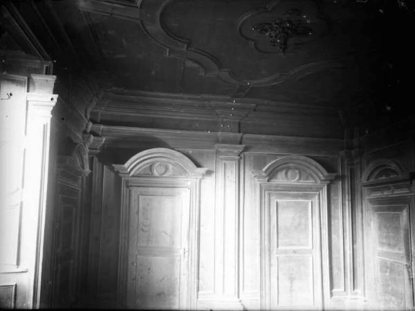 Darfo - Località Corna - Edificio - Interno - Porte e soffitto decorato