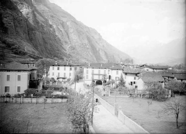 Piamborno - Veduta del paese con la strada