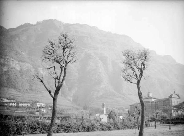 Piamborno - Veduta del paese con la chiesa parrocchiale della Sacra Famiglia