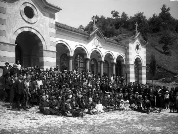 Berzo Inferiore - Cimitero - Pellegrinaggio alla tomba di Padre Innocenzo da Berzo - Gruppo di fedeli