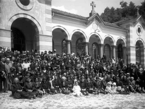 Berzo Inferiore - Cimitero - Pellegrinaggio alla tomba di Padre Innocenzo da Berzo - Gruppo di fedeli