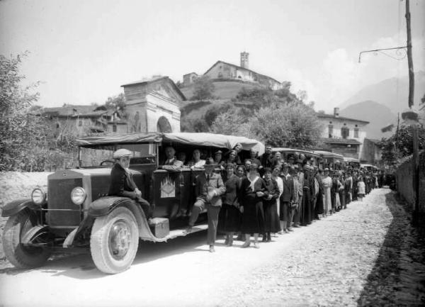 Berzo Inferiore - Pellegrinaggio alla tomba di Padre Innocenzo da Berzo - Carovana di fedeli e automobili