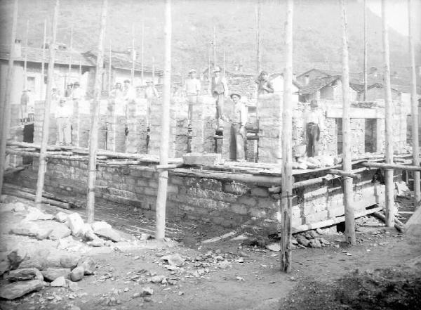 Capo di Ponte - Palazzo del Municipio - Cantiere - Operai al lavoro