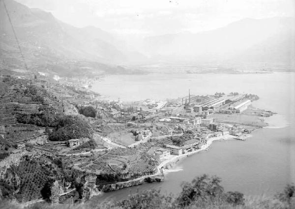 Lovere - Lago d'Iseo - Veduta con le ferriere Franchi-Gregorini e lo stabilimento Ilva