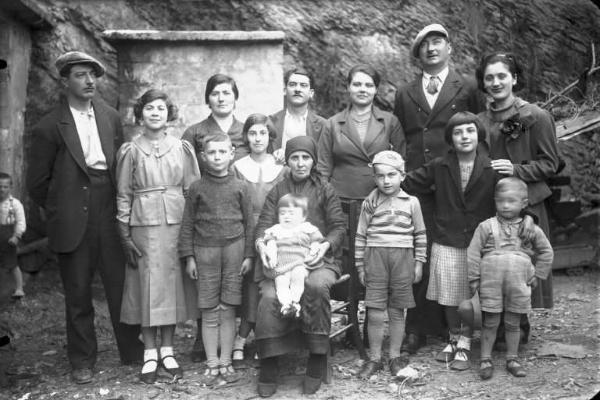 Ritratto di famiglia all'aperto