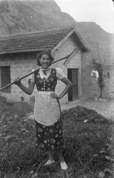 Ritratto femminile all'aperto - Ragazza in abito da contadina