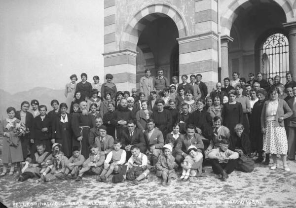 Berzo Inferiore - Cimitero - Pellegrinaggio alla tomba di Padre Innocenzo da Berzo - Gruppo di fedeli