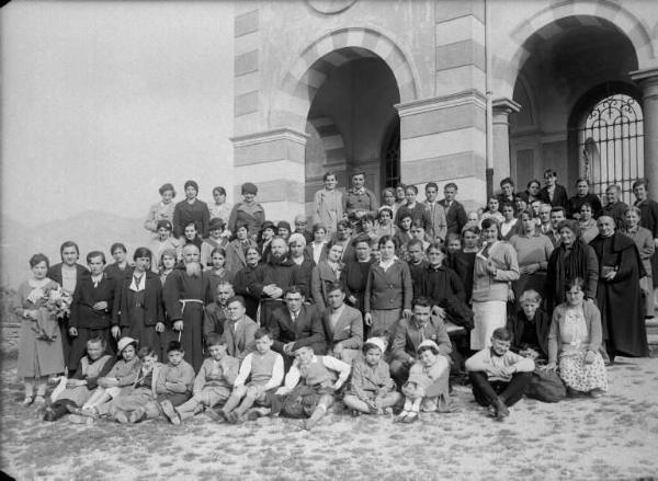 Berzo Inferiore - Cimitero - Pellegrinaggio alla tomba di Padre Innocenzo da Berzo - Gruppo di fedeli