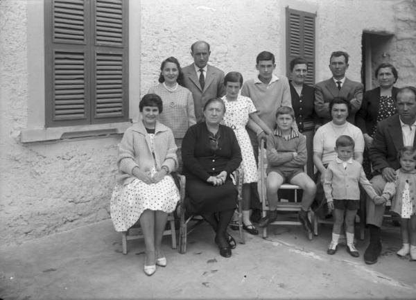 Ritratto di famiglia all'aperto