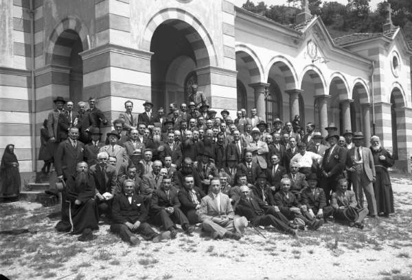 Berzo Inferiore - Cimitero - Gruppo di pellegrini