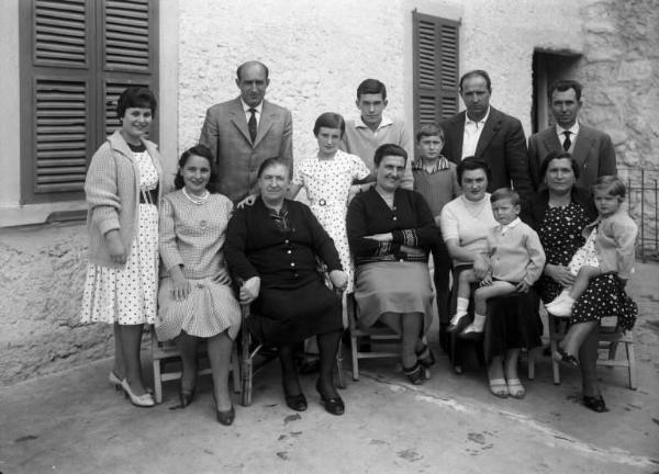 Ritratto di famiglia all'aperto