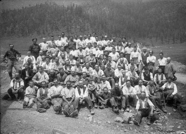 Ritratto di gruppo all'aperto - Borno - Località Piani di Lova