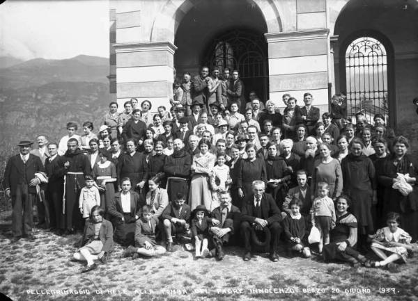 Berzo Inferiore - Cimitero - Pellegrinaggio alla tomba di Padre Innocenzo da Berzo - Gruppo di fedeli