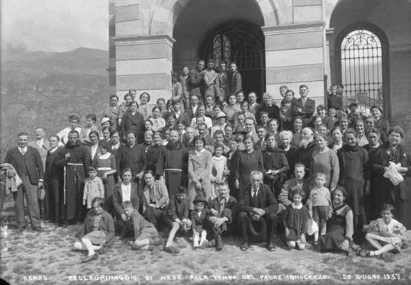 Berzo Inferiore - Cimitero - Pellegrinaggio alla tomba di Padre Innocenzo da Berzo - Gruppo di fedeli