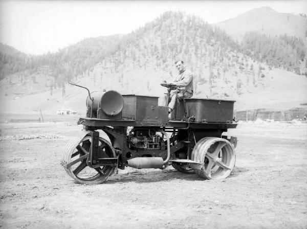 Borno - Lago di Lova - Diga - Cantiere - Operaio al lavoro con compressoio