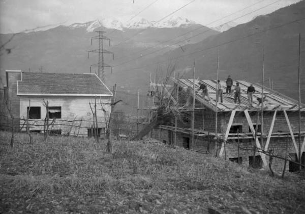 Valle Camonica - Edificio in costruzione - Operai al lavoro