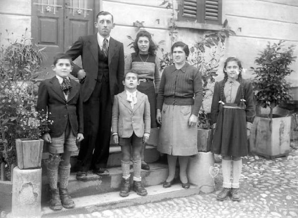 Ritratto di famiglia all'aperto