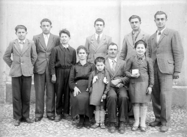 Ritratto di famiglia all'aperto