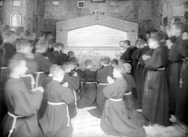 Berzo Inferiore - Cimitero - Tomba di Padre Innocenzo da Berzo - Frati in preghiera