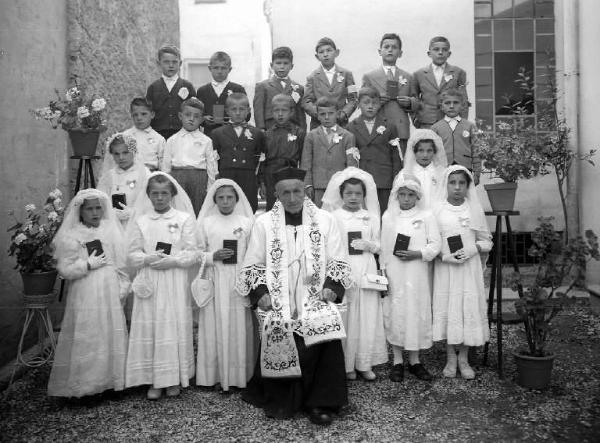 Ritratto di gruppo all'aperto - Prima Comunione - Bambini con sacerdote - Berzo Demo