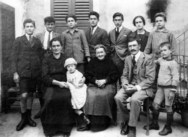 Ritratto di famiglia all'aperto