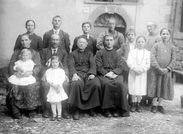 Ritratto di famiglia all'aperto