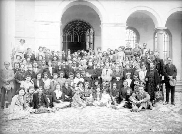 Berzo Inferiore - Cimitero - Pellegrinaggio alla tomba di Padre Innocenzo da Berzo - Gruppo di fedeli