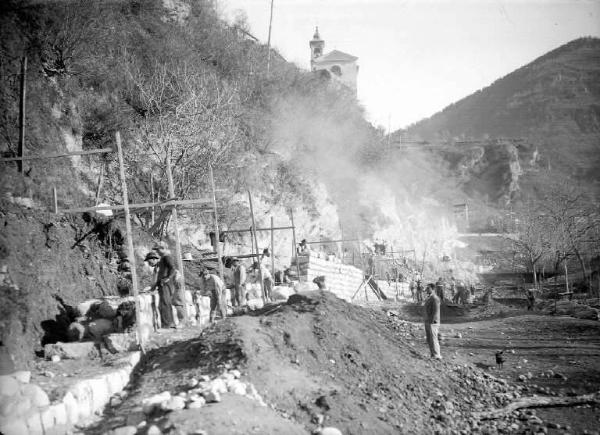 Prestine - Strada Prestine-Bienno - Cantiere - Impresa Rebaiolo - Operai al lavoro