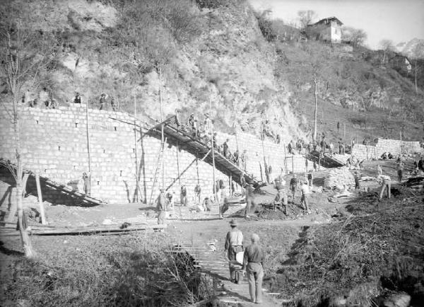 Prestine - Strada Prestine-Bienno - Cantiere - Impresa Rebaiolo - Operai al lavoro