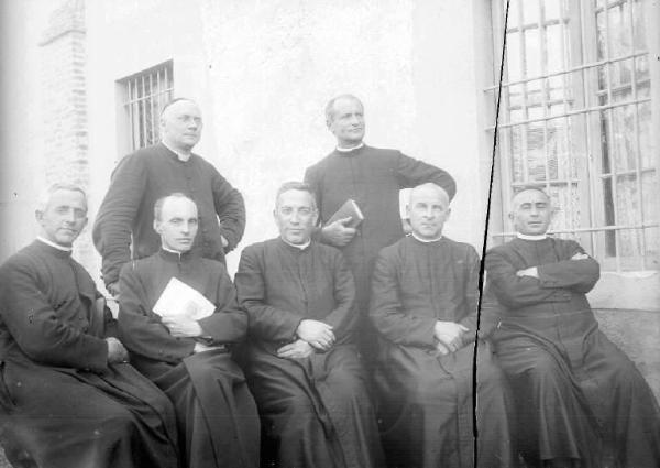 Ritratto di gruppo all'aperto - Sacerdoti