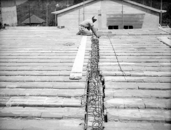 Valle Camonica - Cantiere edile - Impresa Poiatti - Operaio al lavoro