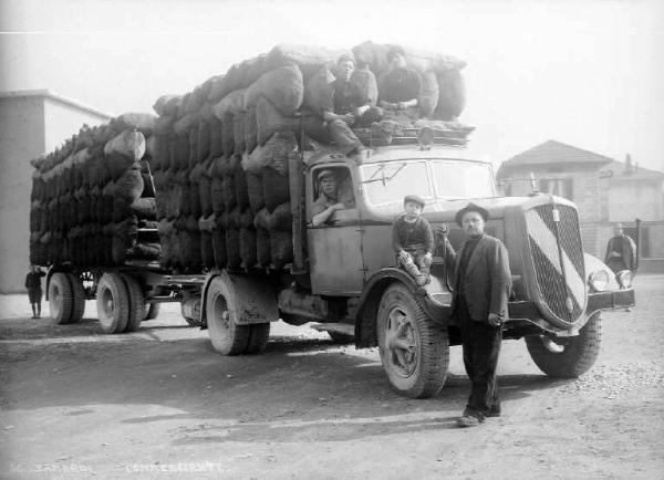 Darfo - Camion e persone in posa