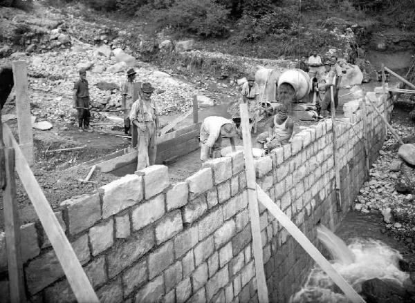 Borno - Torrente San Fiorino - Briglia di contenimento - Cantiere - Operai al lavoro