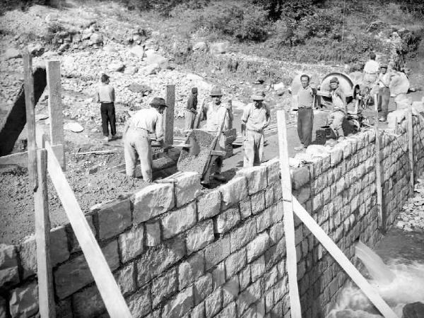 Borno - Torrente San Fiorino - Briglia di contenimento - Cantiere - Operai al lavoro